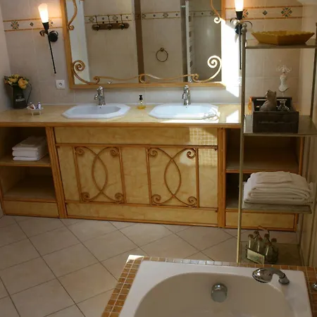 Nocleg ze śniadaniem La Closerie Des Sacres 3*