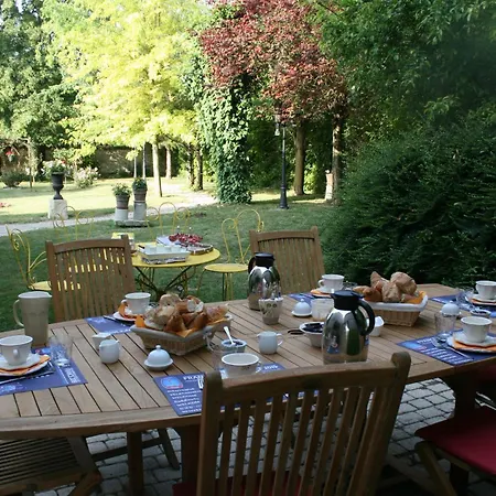 La Closerie Des Sacres Bed and breakfast Lavannes