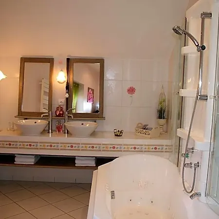 Couette-café La Closerie Des Sacres 3*